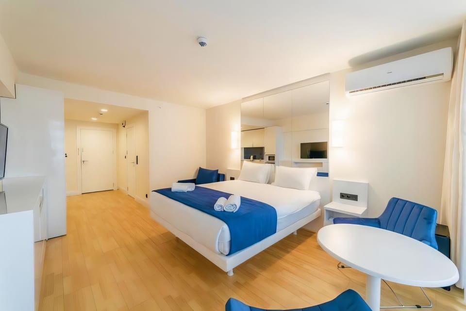 Communal lounge/ TV room, Bed, TV and multimedia, Living room, Photo of the whole room, Seating area, Evening entertainment, Bedroom, fireplace, towels, air conditioner