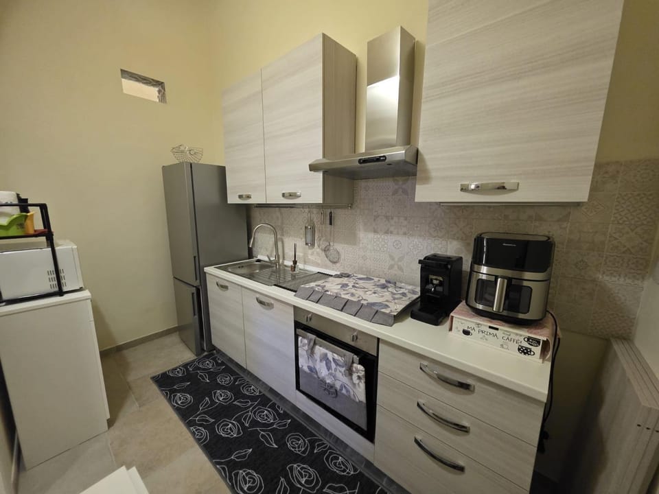 Coffee/tea facilities, Kitchen or kitchenette, oven, stove
