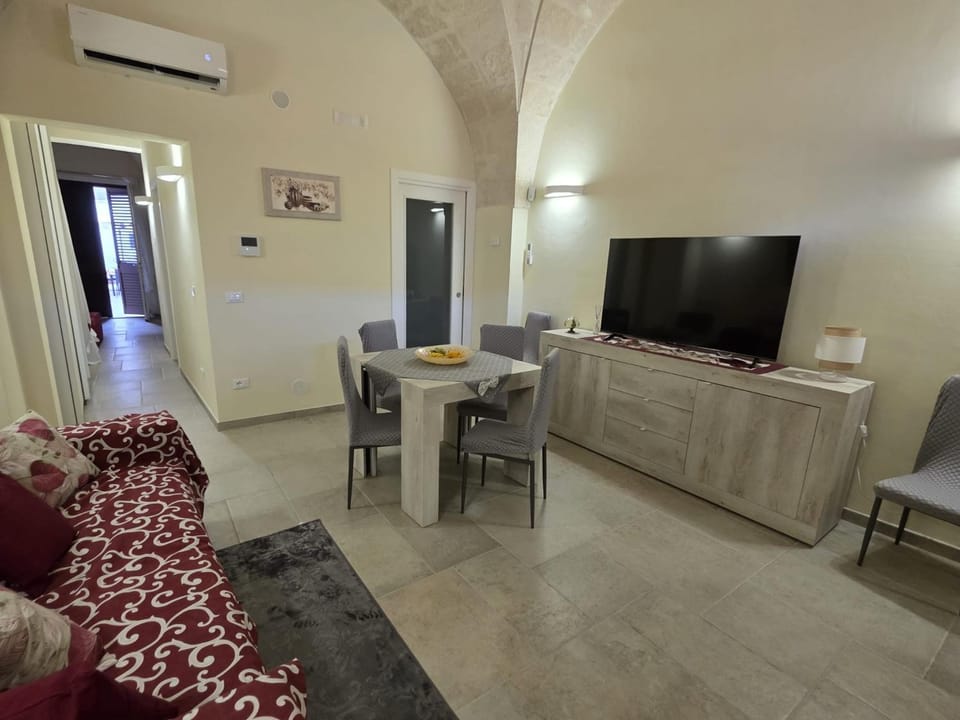 Communal lounge/ TV room, TV and multimedia, Living room, Seating area, Dining area, air conditioner