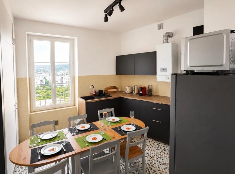 Kitchen or kitchenette, Food and drinks, Dining area, oven, stove
