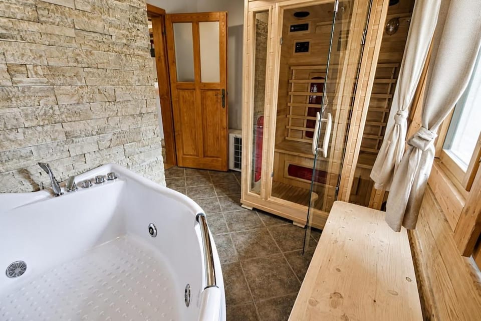 Hot Tub, Sauna