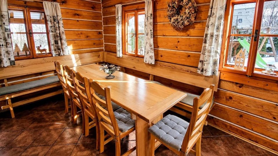 Seating area, Dining area