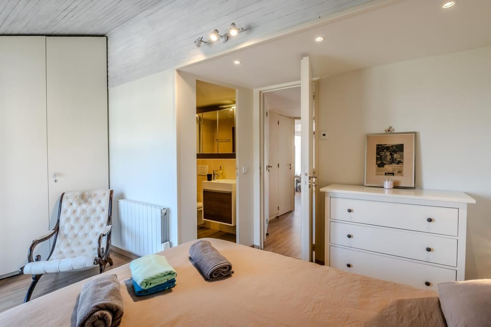 Bed, Bedroom, towels, wardrobe