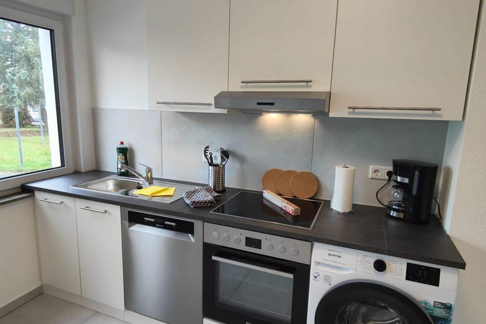 Coffee/tea facilities, Kitchen or kitchenette, stove