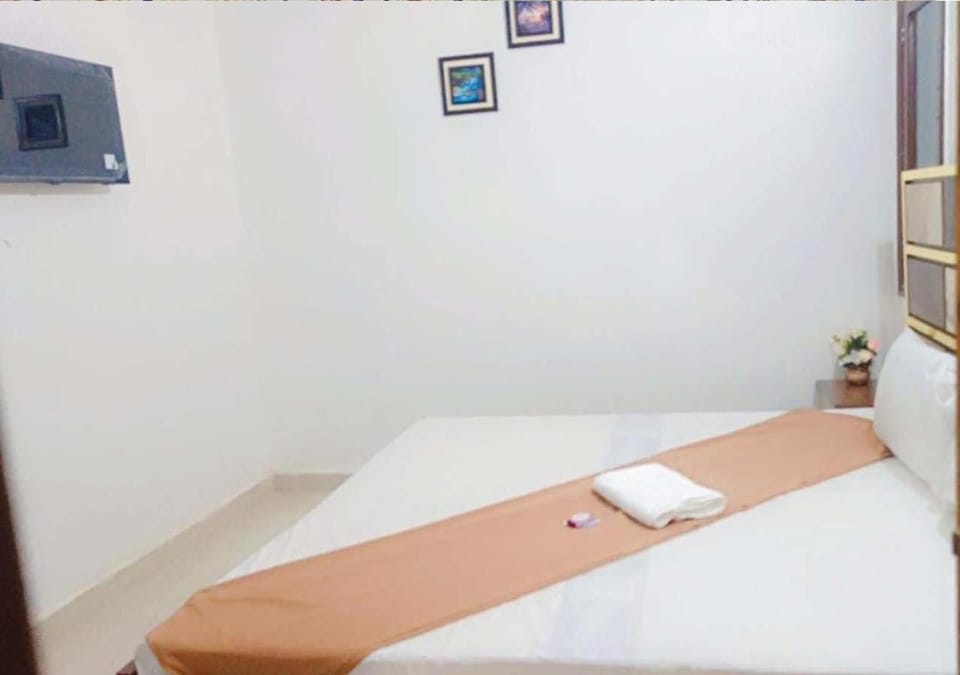 Veloura Master Double Bed Room Bed and Breakfast in Karachi