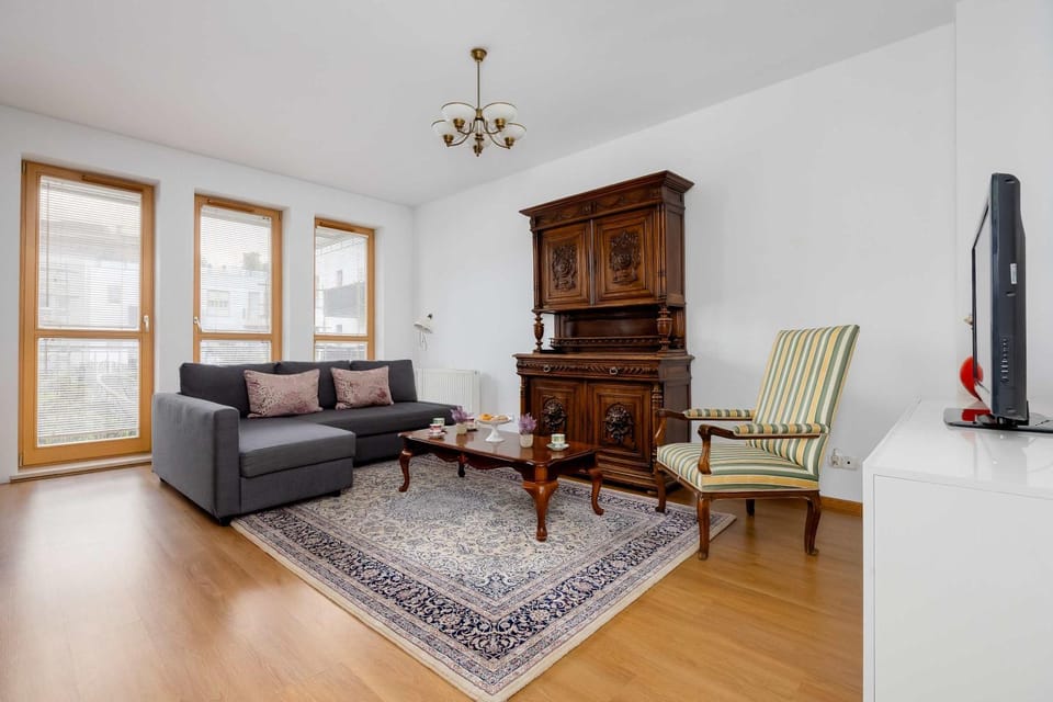 TV and multimedia, Living room, Seating area, Evening entertainment