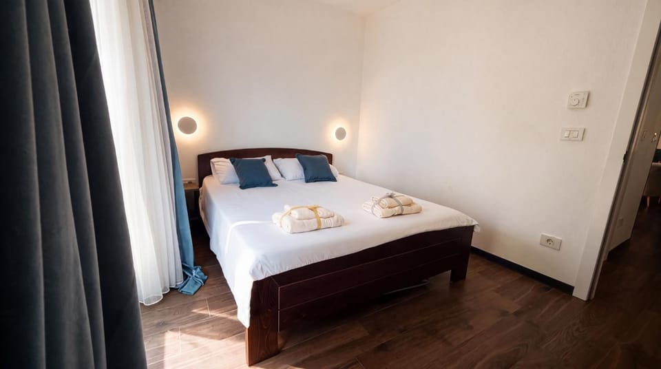 Bed, Photo of the whole room, Bedroom, towels