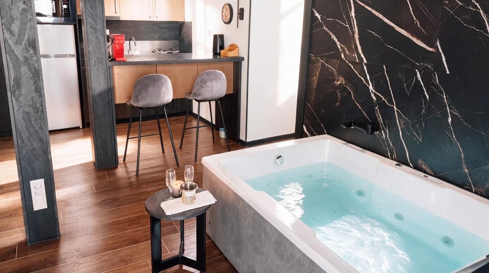 Hot Tub, Photo of the whole room