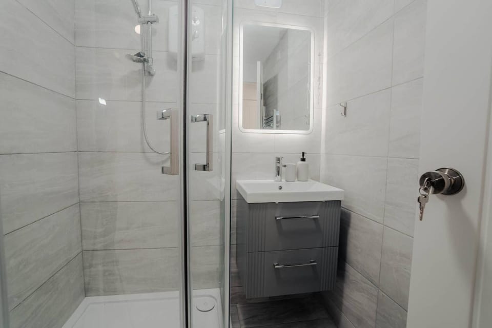 Free Parking 2BR Sleeps 5 Close to JR Hospital Apartment in Oxford