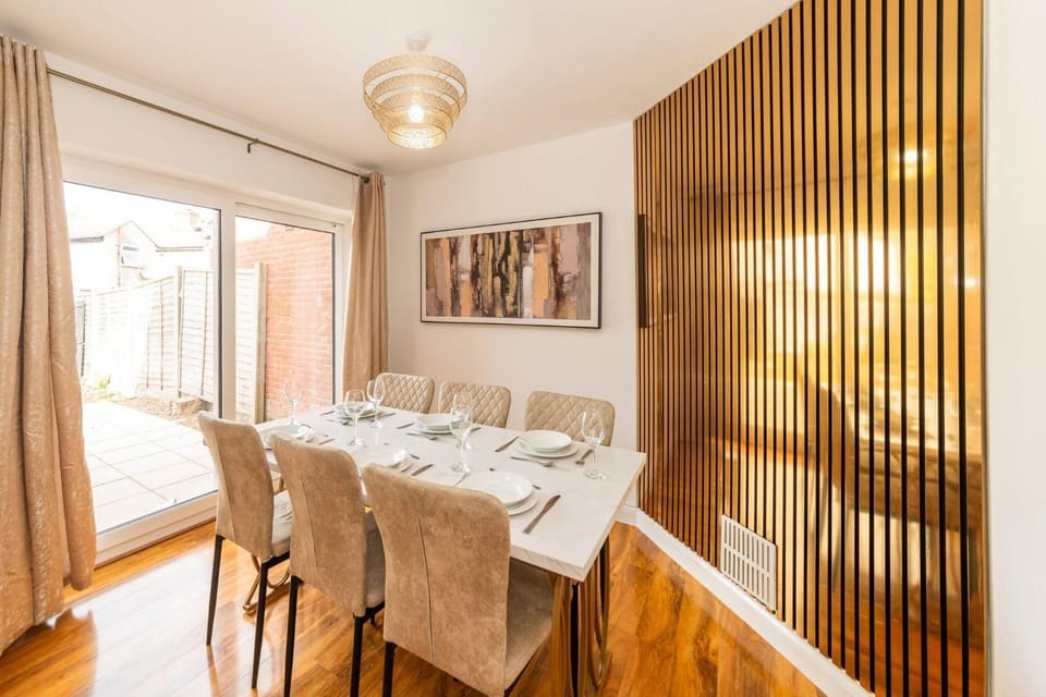 Spacious 5-Bedroom House in Berkshire - Perfect Family Retreat House in Reading