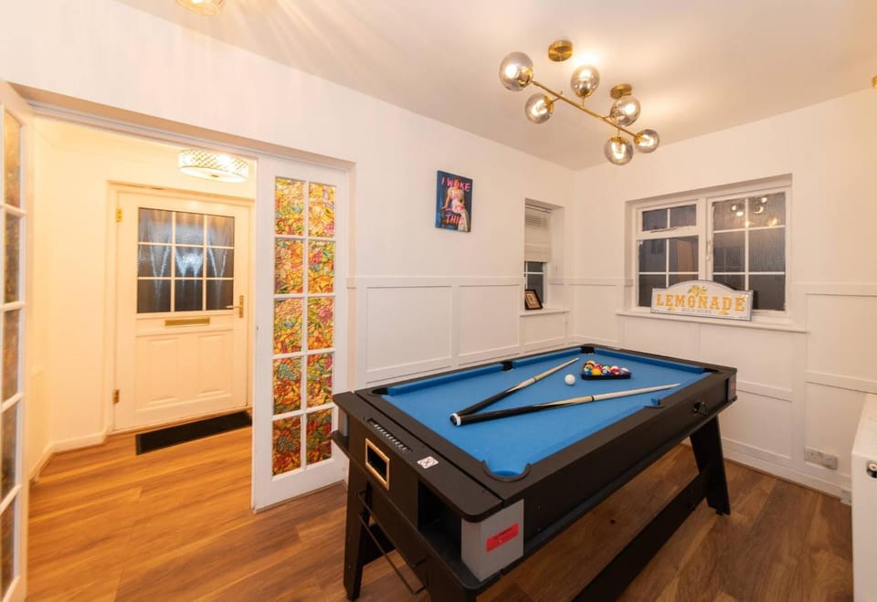 Spacious 4BR Home with Games Room Free Parking House in Reading