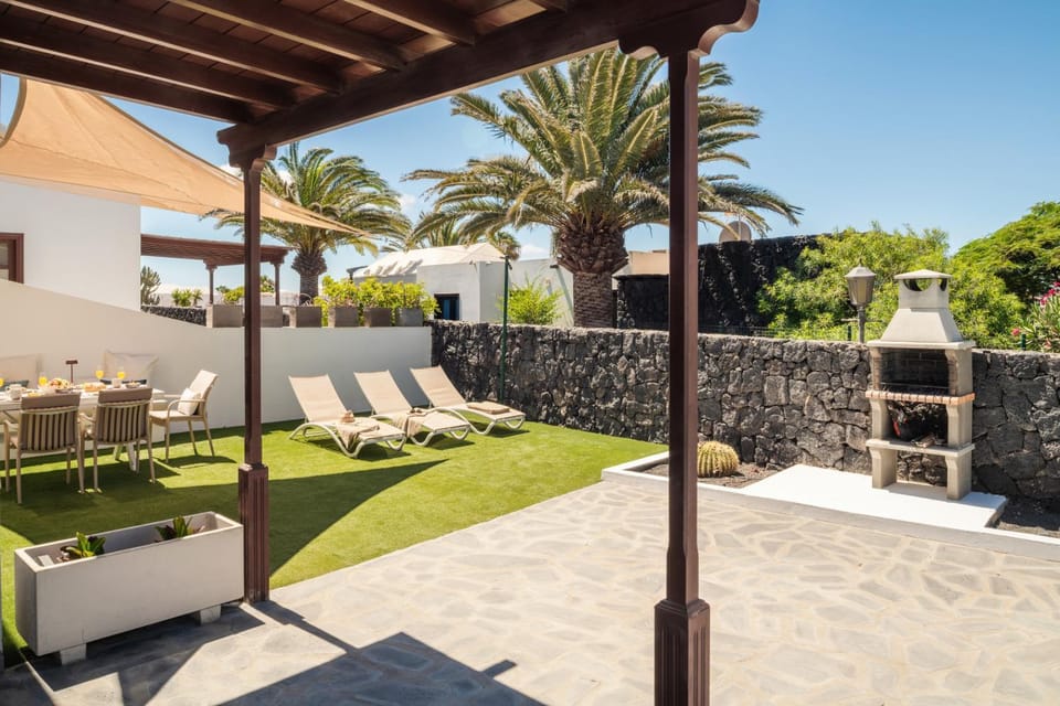 Property building, Balcony/Terrace, Living room
