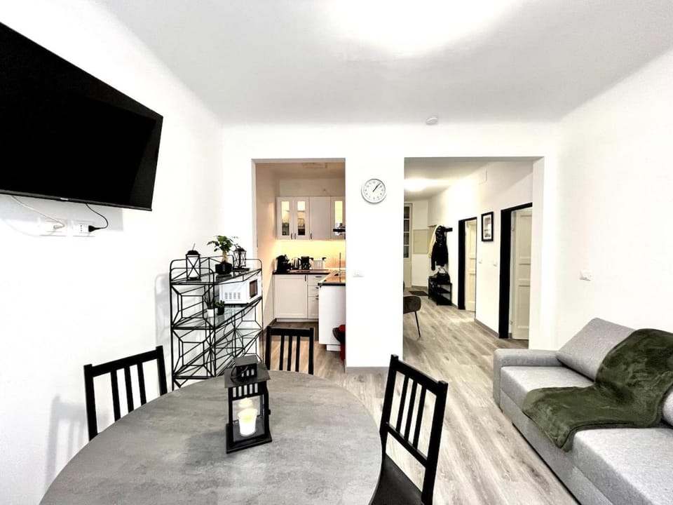 Communal lounge/ TV room, Kitchen or kitchenette, Living room, Seating area, Dining area