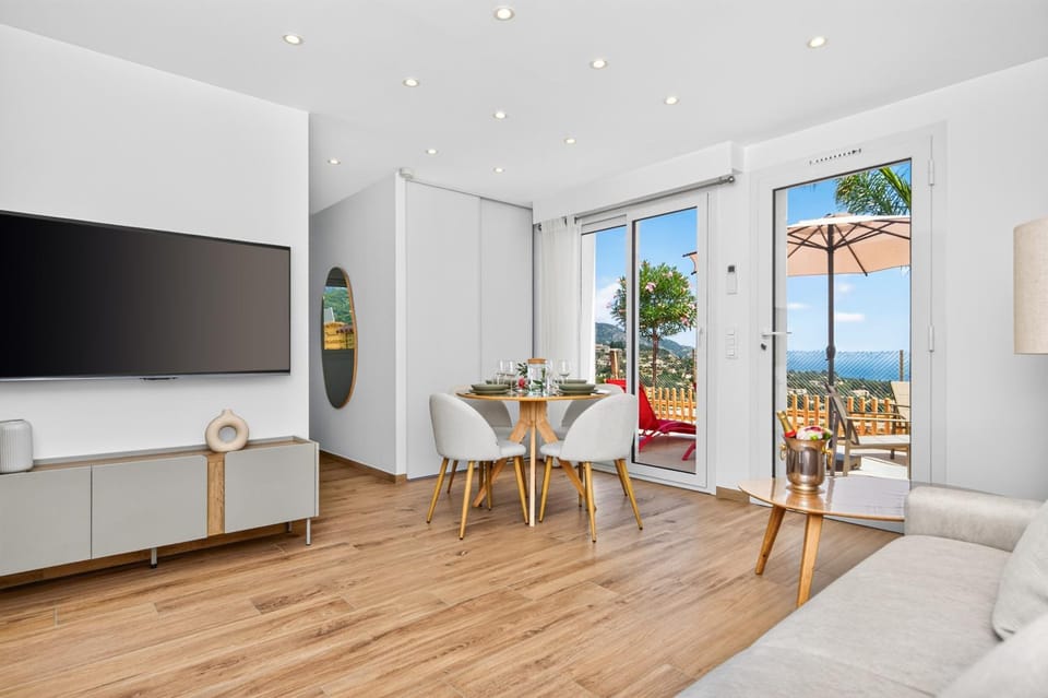 Communal lounge/ TV room, TV and multimedia, Living room, Seating area, Dining area, Sea view