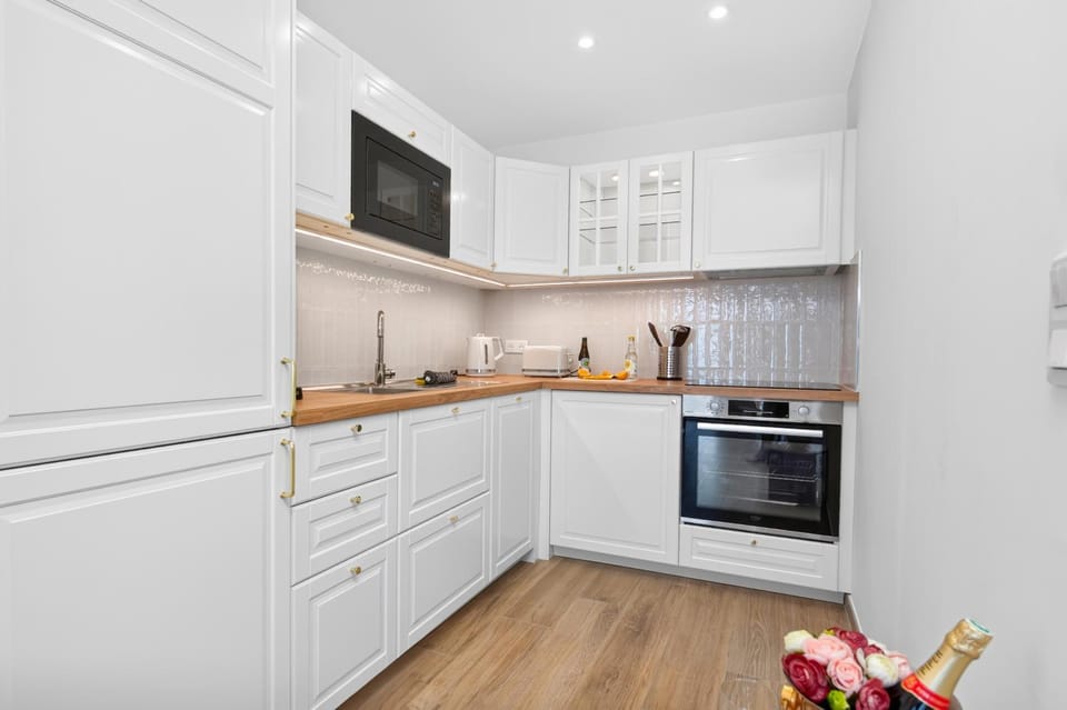 TV and multimedia, Kitchen or kitchenette, dishwasher, oven, stove, toaster