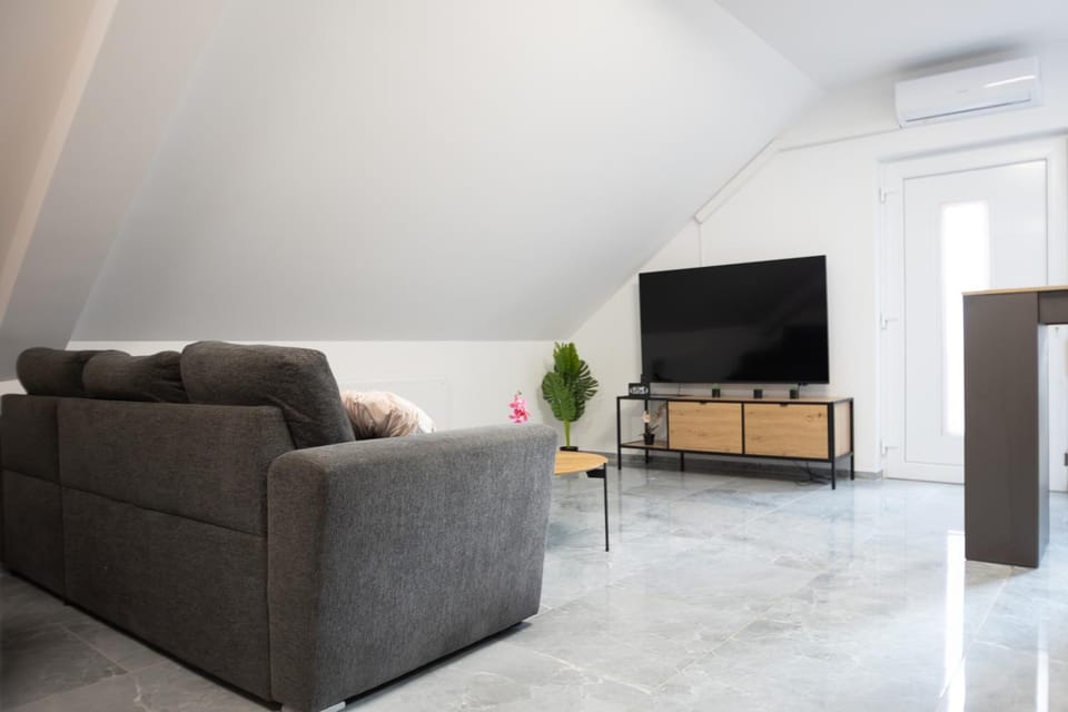 Property building, TV and multimedia, Living room, Seating area