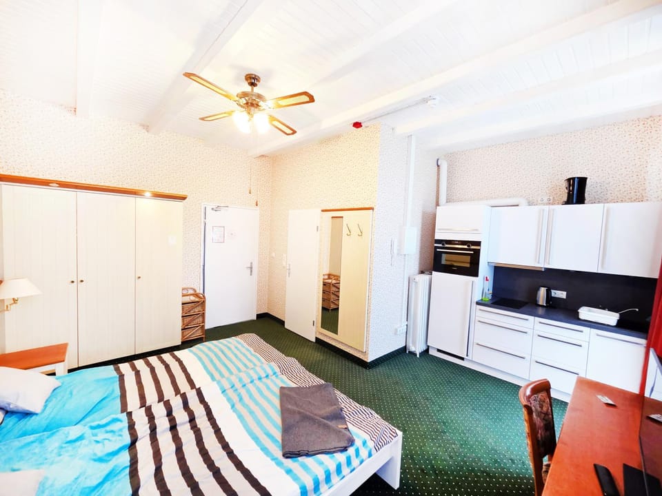 Bed, Kitchen or kitchenette, Photo of the whole room, Bedroom, towels, wardrobe