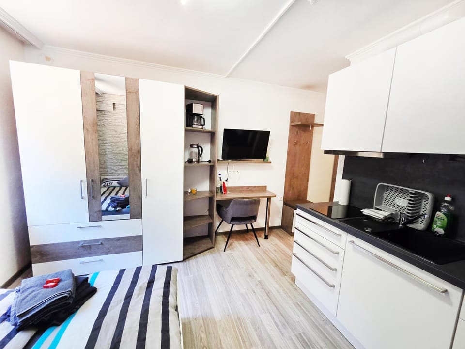 TV and multimedia, Coffee/tea facilities, Kitchen or kitchenette, Dining area, stove, wardrobe