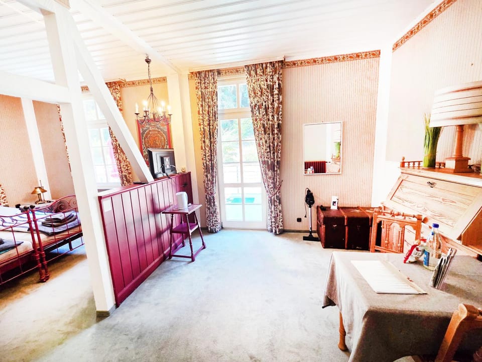 Bed, TV and multimedia, Living room, Photo of the whole room, Seating area, Bedroom