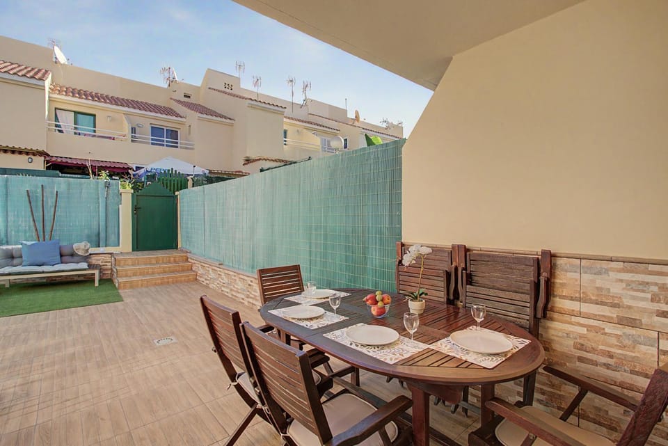 Property building, Balcony/Terrace, Living room