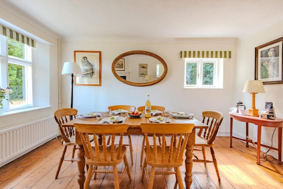 Seating area, Dining area