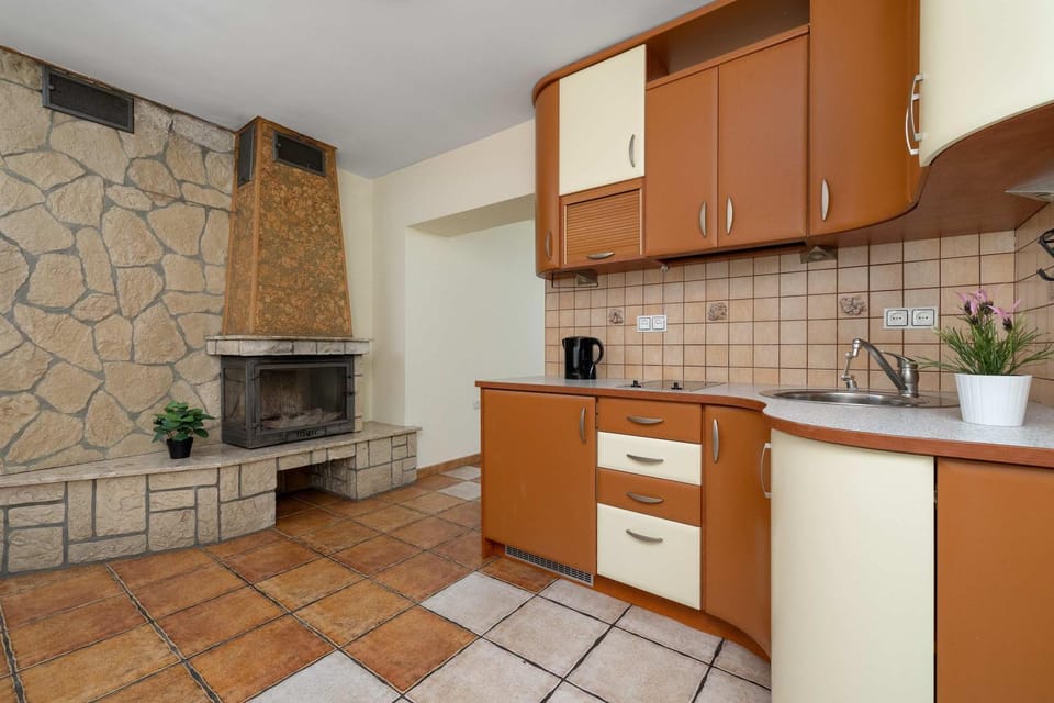 Kitchen or kitchenette, pet friendly, stove