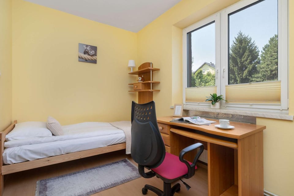 Bed, Photo of the whole room, Seating area, Bedroom