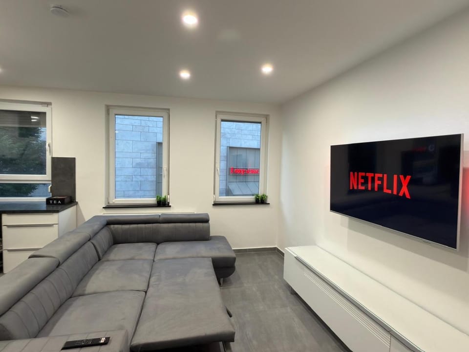Communal lounge/ TV room, TV and multimedia, Living room, Seating area, Evening entertainment