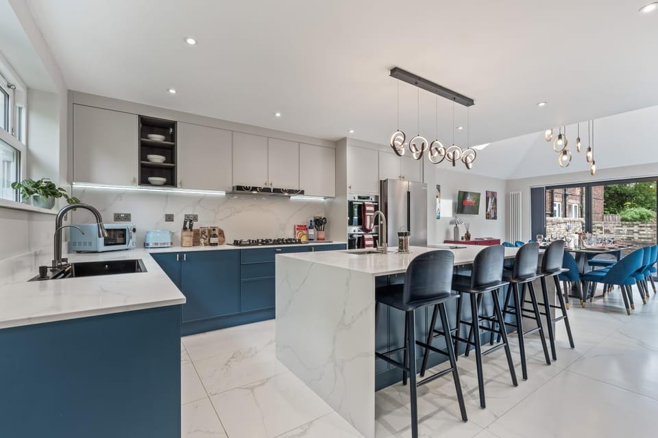 Games Room, Cinema Room, All En-Suite Bathrooms, Private Parking & 10 Minutes from Town House in Bedford