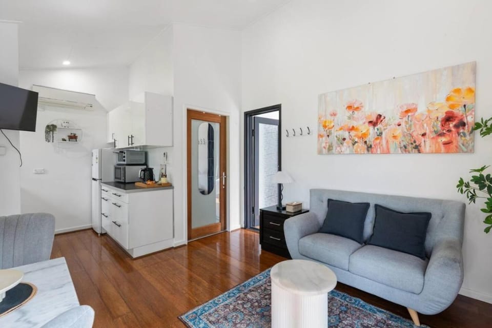 Leafy 1BR Retreat with Pool and Parking in Daisy Hill House in Brisbane