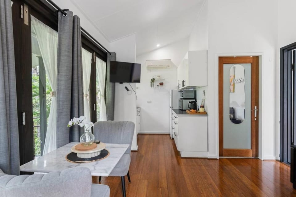 Leafy 1BR Retreat with Pool and Parking in Daisy Hill House in Brisbane