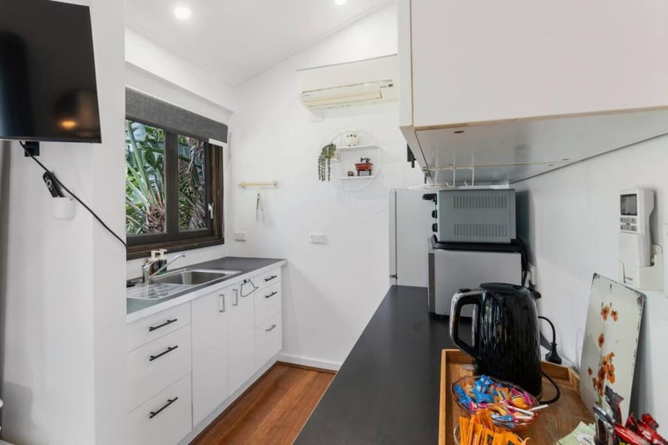 Leafy 1BR Retreat with Pool and Parking in Daisy Hill House in Brisbane