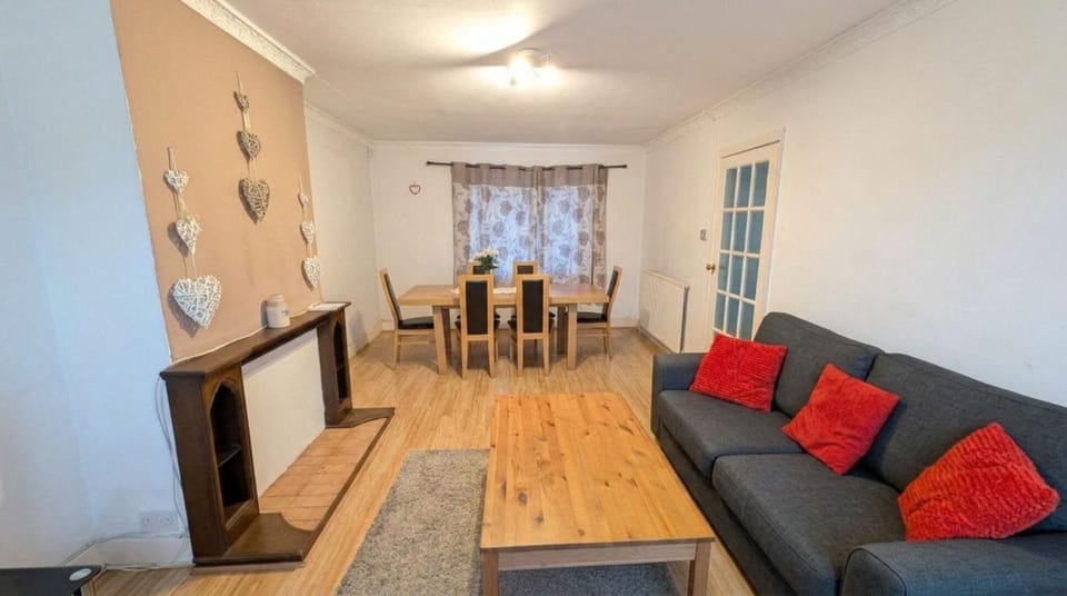 Peaceful 4BDR Home with Garden in Slough House in Slough