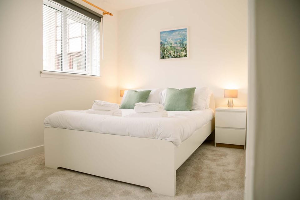 Homely 3 Bed with Private Parking off Leith Walk Apartment in Edinburgh