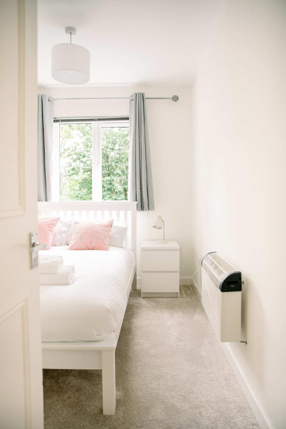 Homely 3 Bed with Private Parking off Leith Walk Apartment in Edinburgh