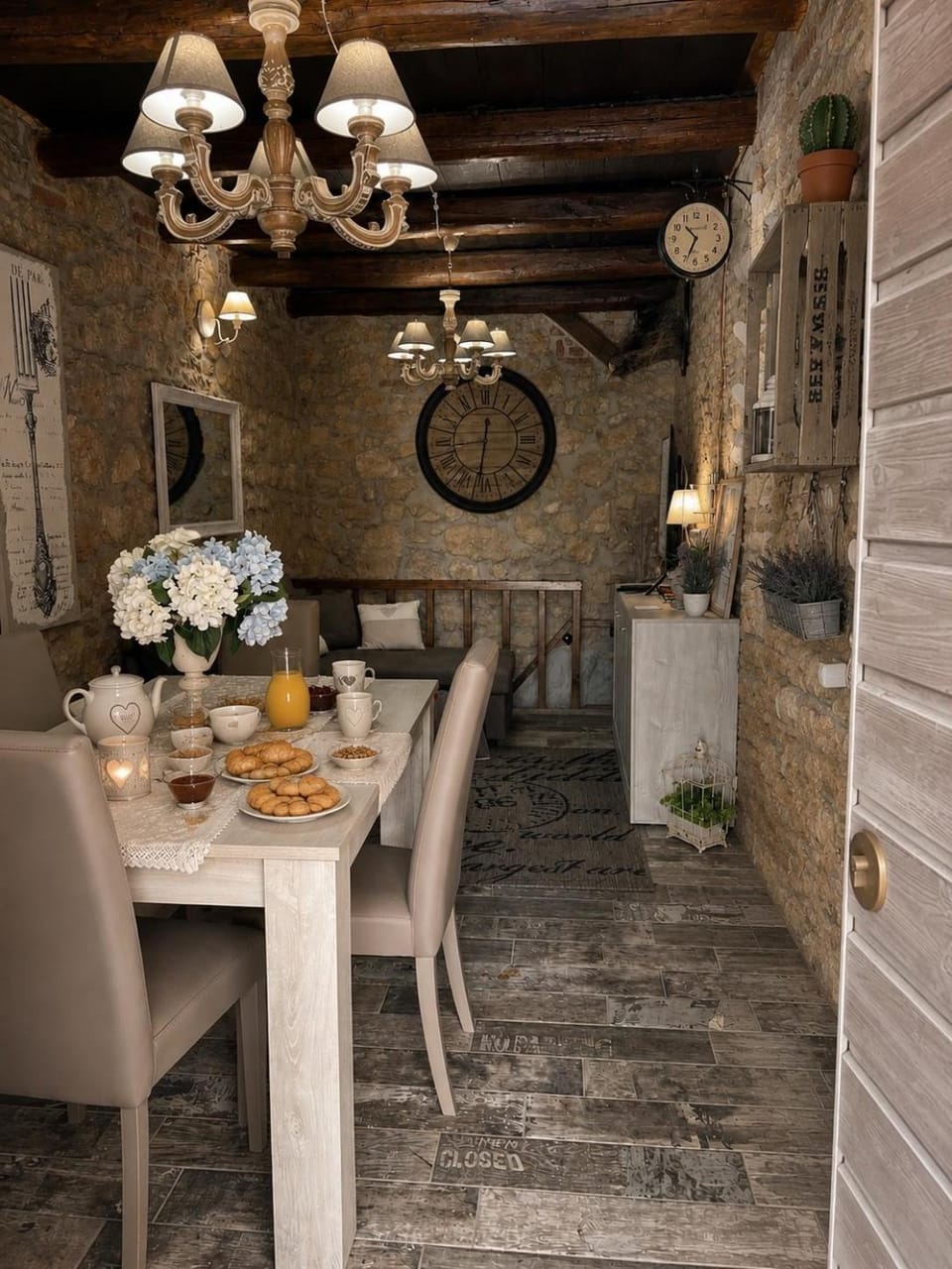 Kitchen or kitchenette, Living room, Food and drinks, Seating area, Dining area, Food, Breakfast, heating, internet, air conditioner