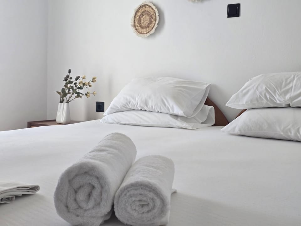 Bed, towels