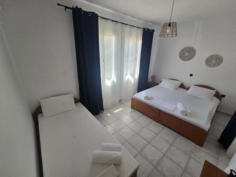 Bed, Photo of the whole room, towels