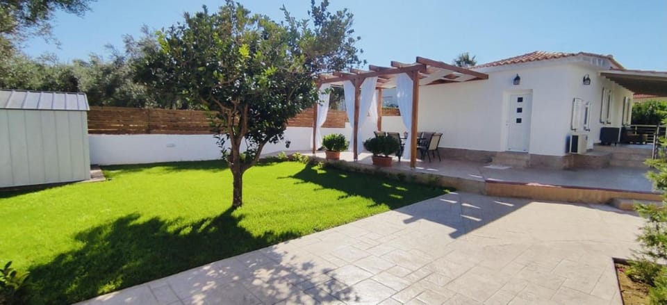 Property building, Garden, Balcony/Terrace, Seating area