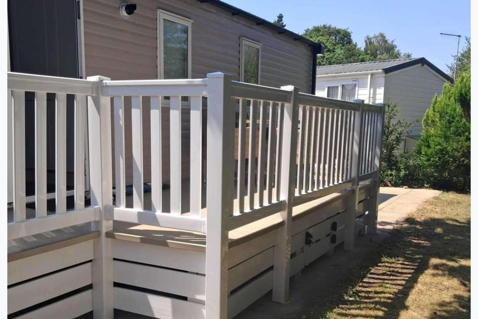 Property building, Day, Balcony/Terrace