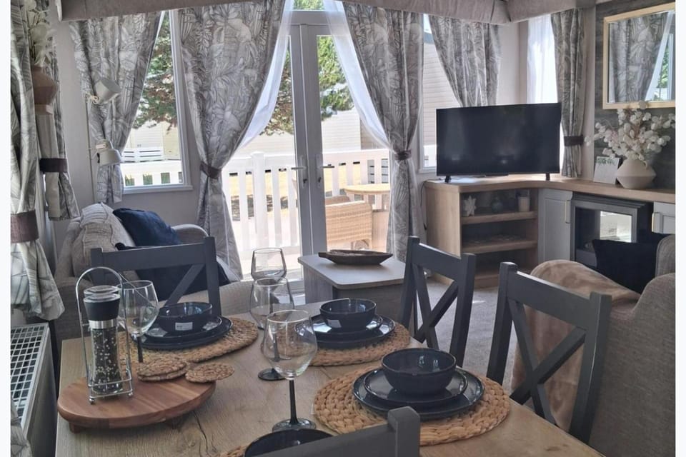 TV and multimedia, Kitchen or kitchenette, Seating area