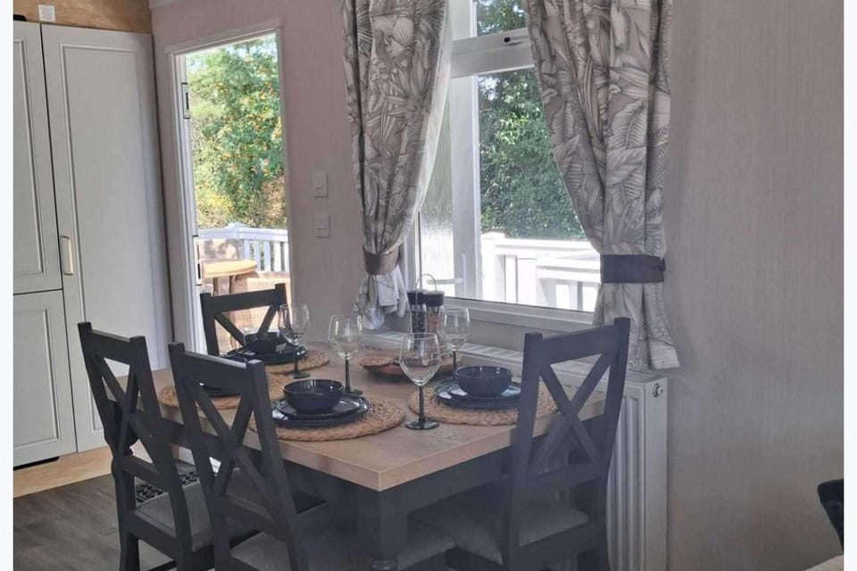 Dining area, Food