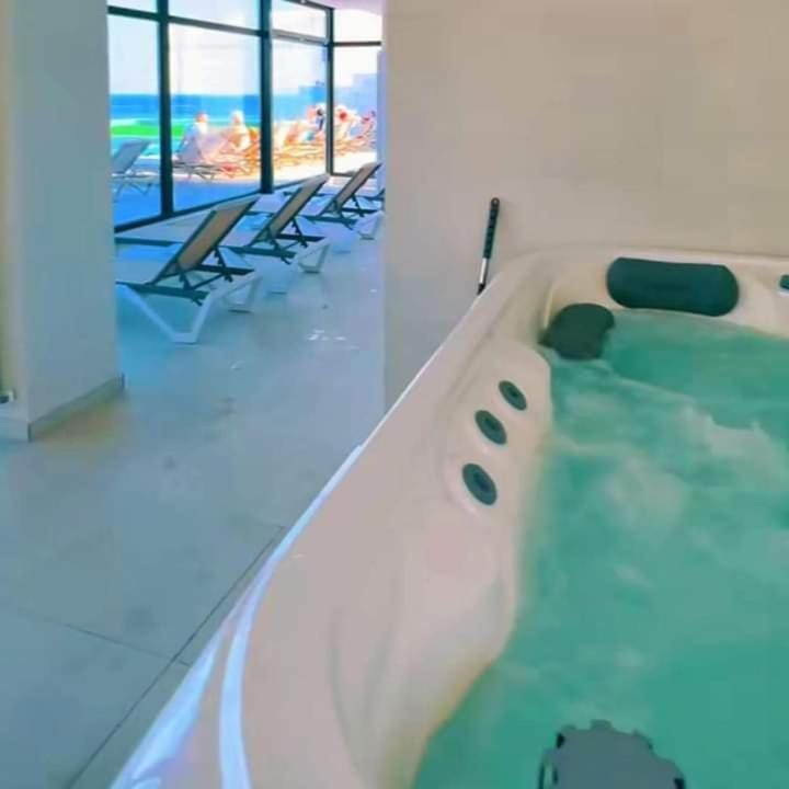 Infinity Pool Beach & Spa Resort Premium Apartment - Private Parking Apartment in Constanța County