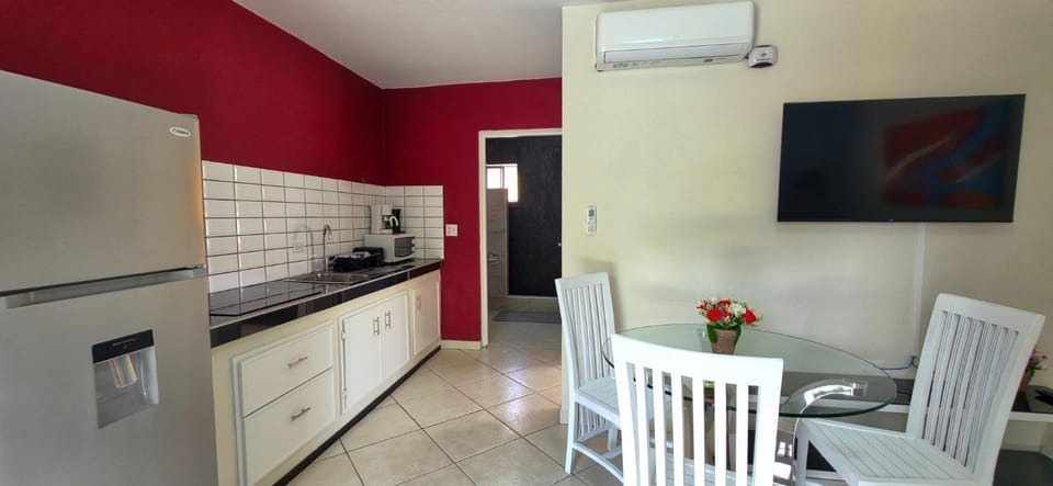 Restaurant/places to eat, TV and multimedia, Living room, microwave, kitchen, air conditioner