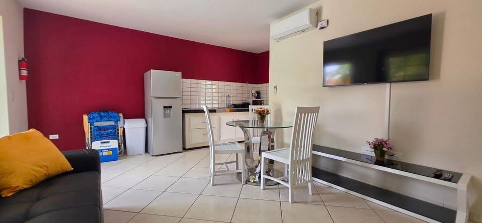 Restaurant/places to eat, TV and multimedia, Living room, Seating area, kitchen, air conditioner