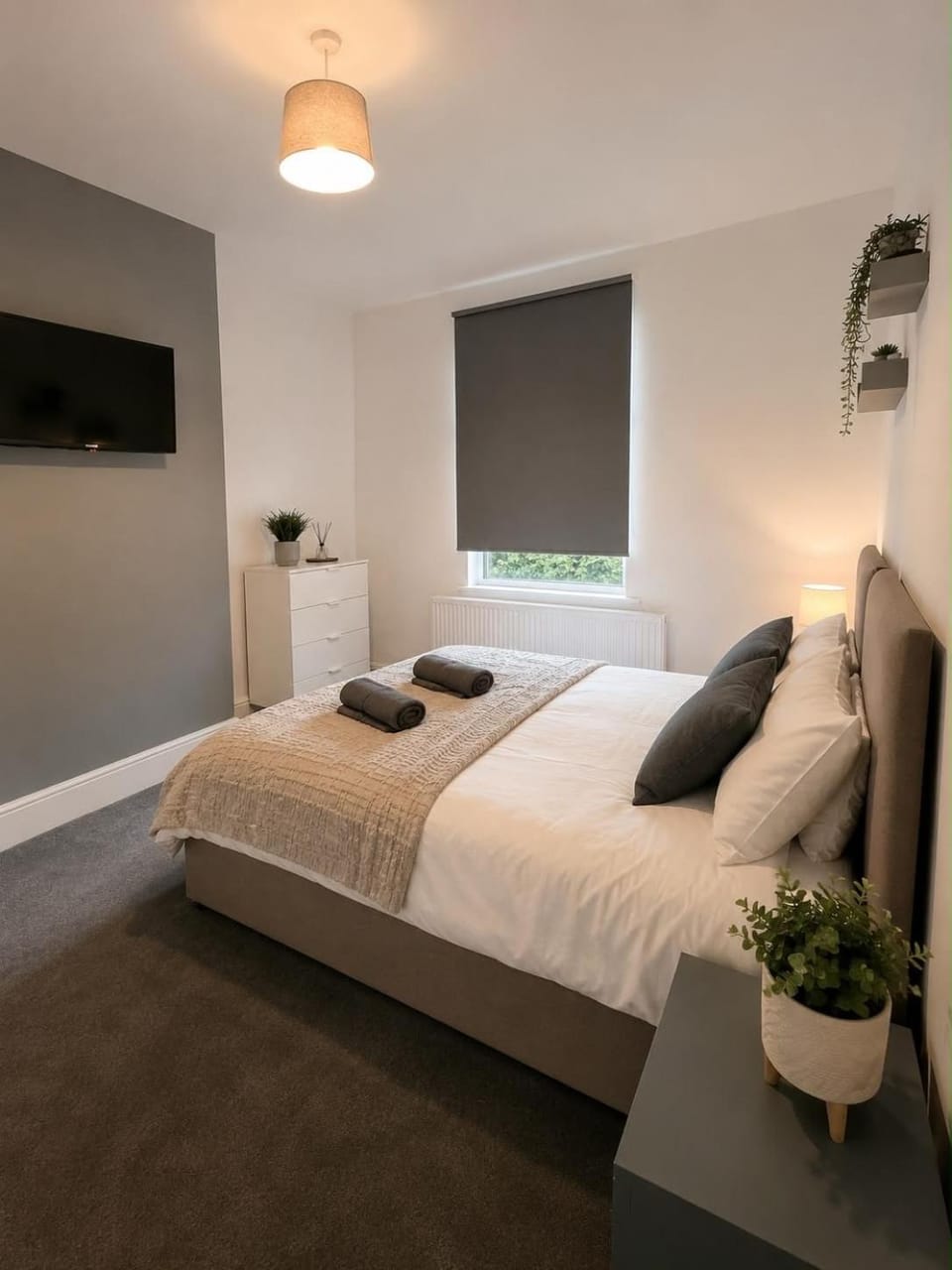 Bed, TV and multimedia, Bedroom