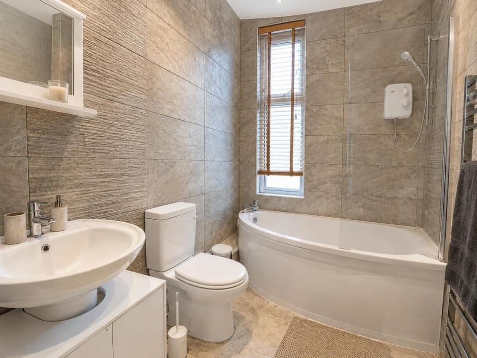 Shower, Toilet, Bathroom, Bath, towels