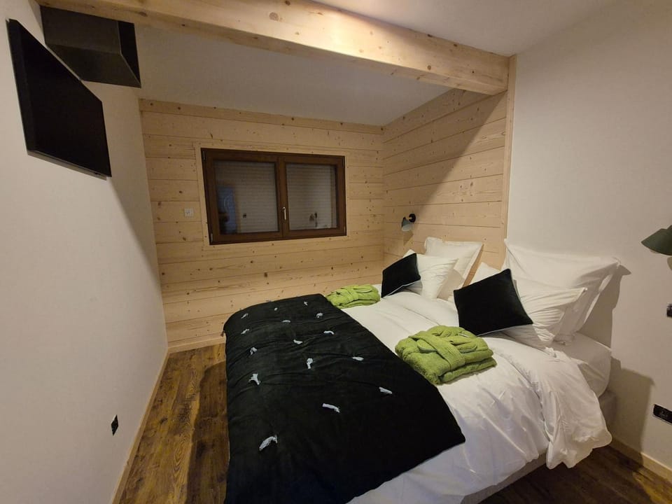 Bed, TV and multimedia, Photo of the whole room, Bedroom, towels