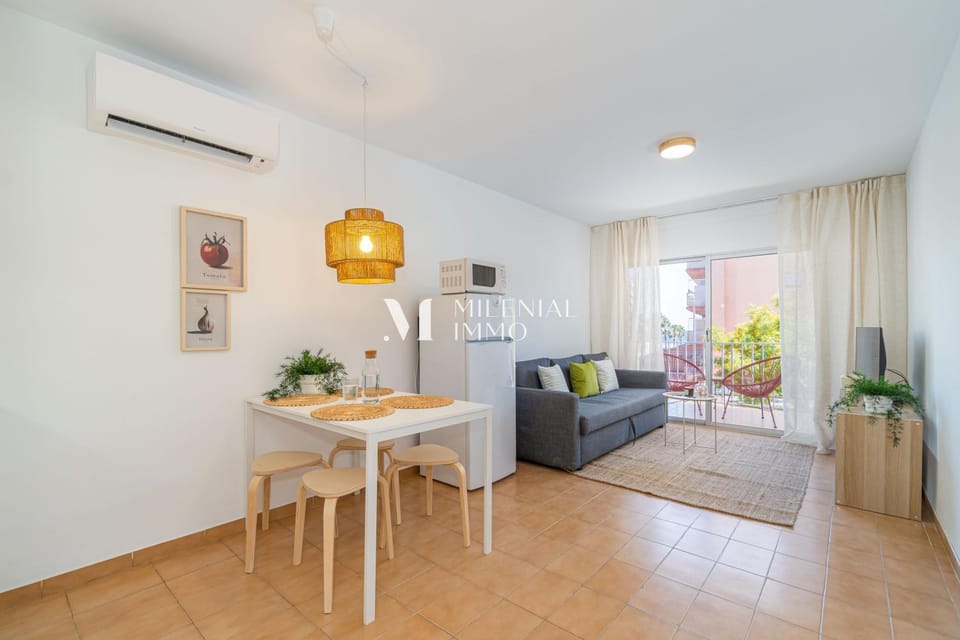 Seating area, Dining area, air conditioner