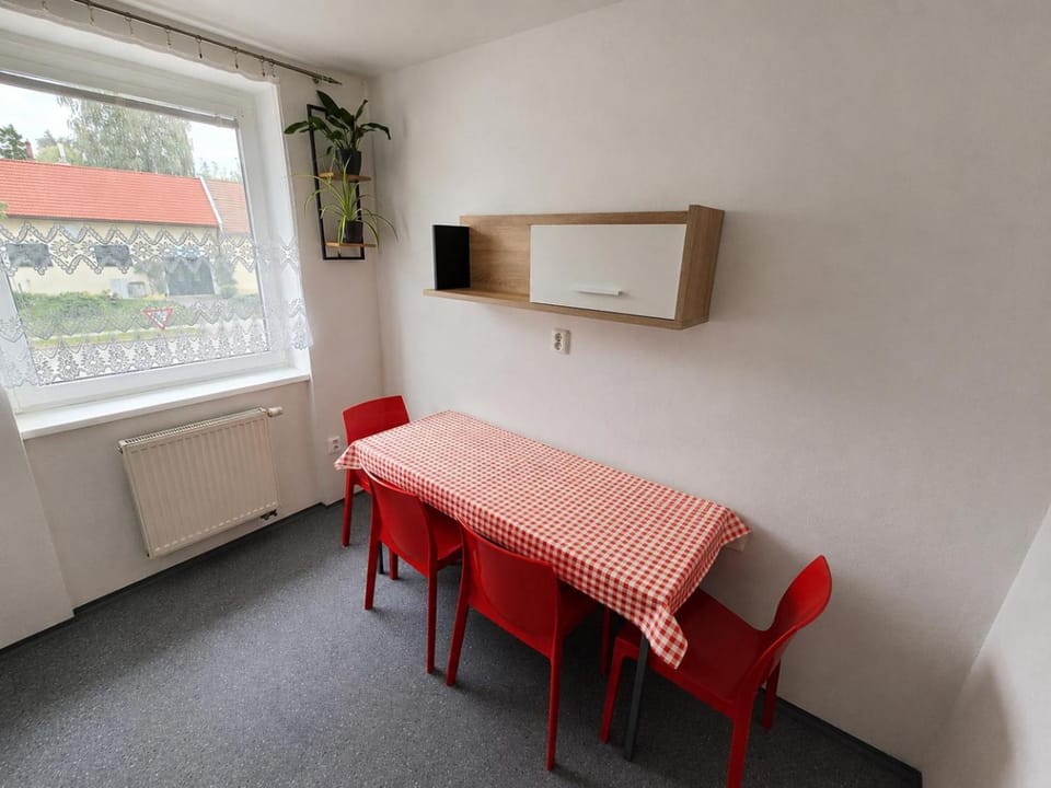 Kitchen or kitchenette, Seating area